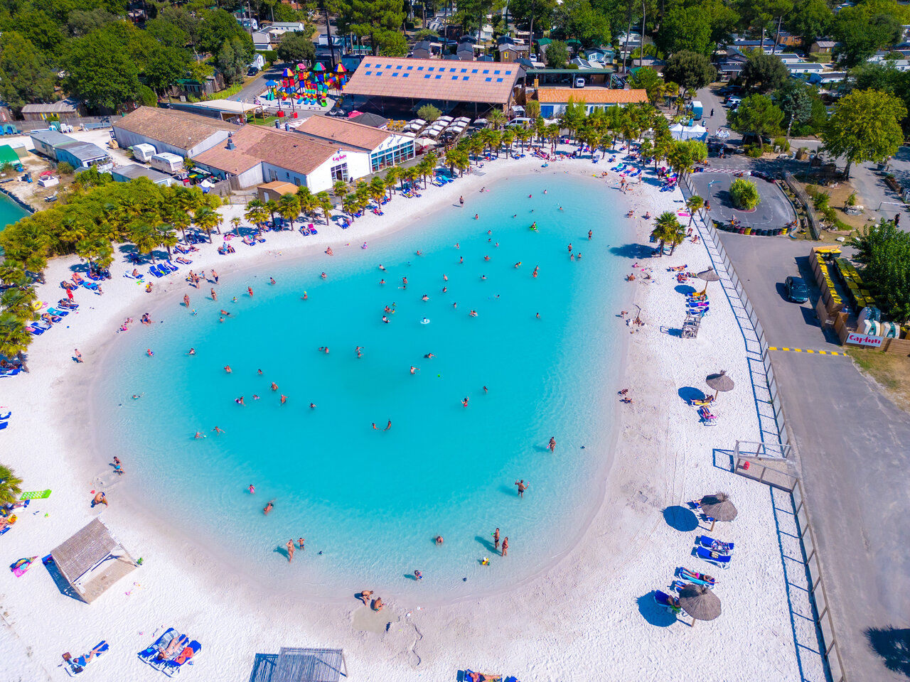 Piscine lagon, plage de sable, baigneurs au camping CAPFUN Atlantique Parc.