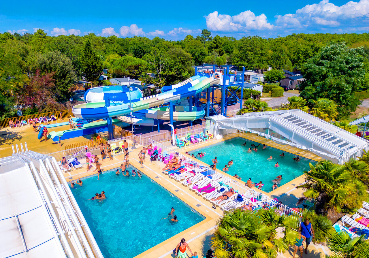 Piscines ext�rieures et toboggans g�ants au camping CAPFUN Atlantique Parc � Les Mathes / La Palmyre (17).