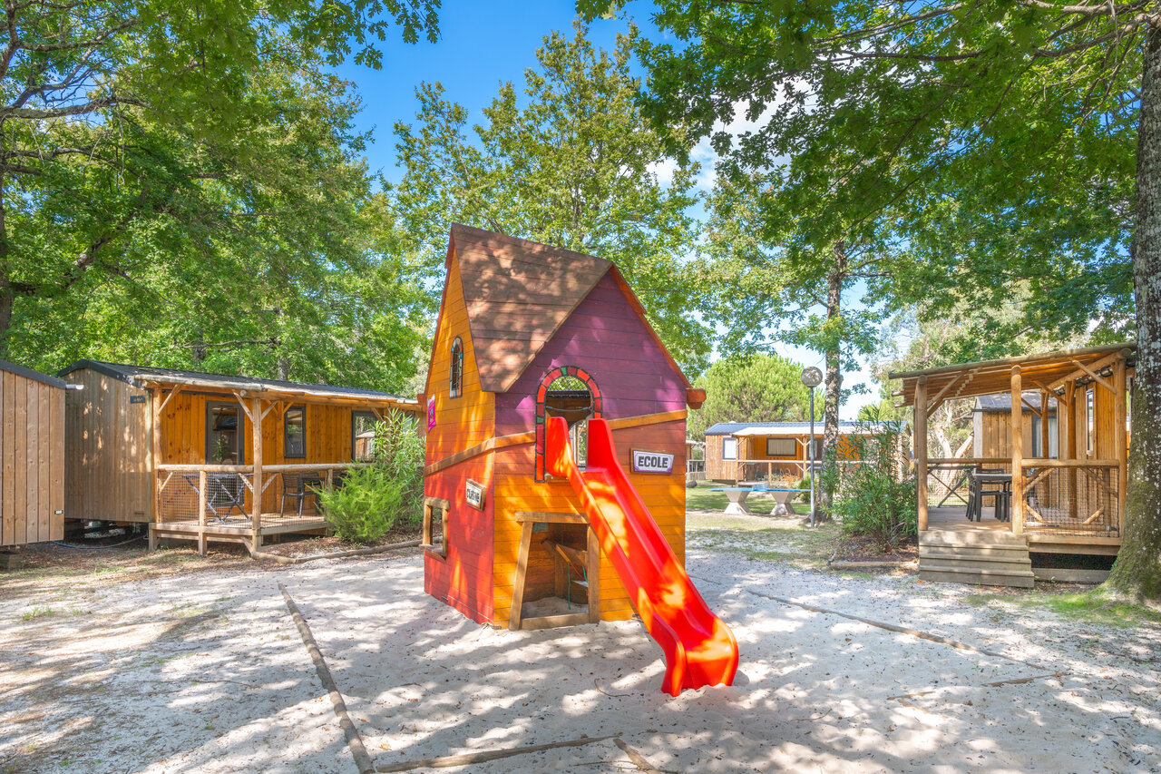 Aire de jeux, maisonnette color�e, toboggan au camping CAPFUN Atlantique Parc � Les Mathes / La Palmyre (17).