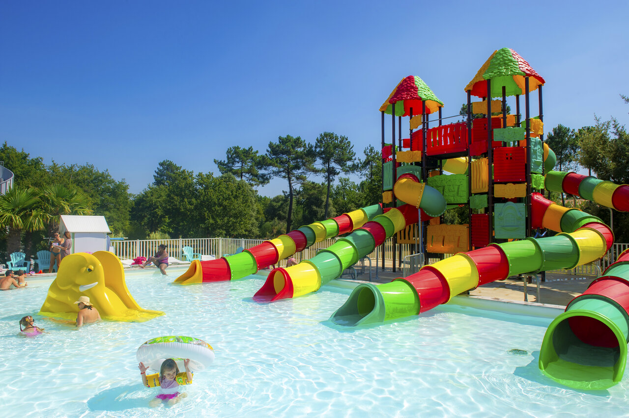 Piscine avec toboggans aquatiques color�s au camping CAPFUN Atlantique Parc, Les Mathes (17).