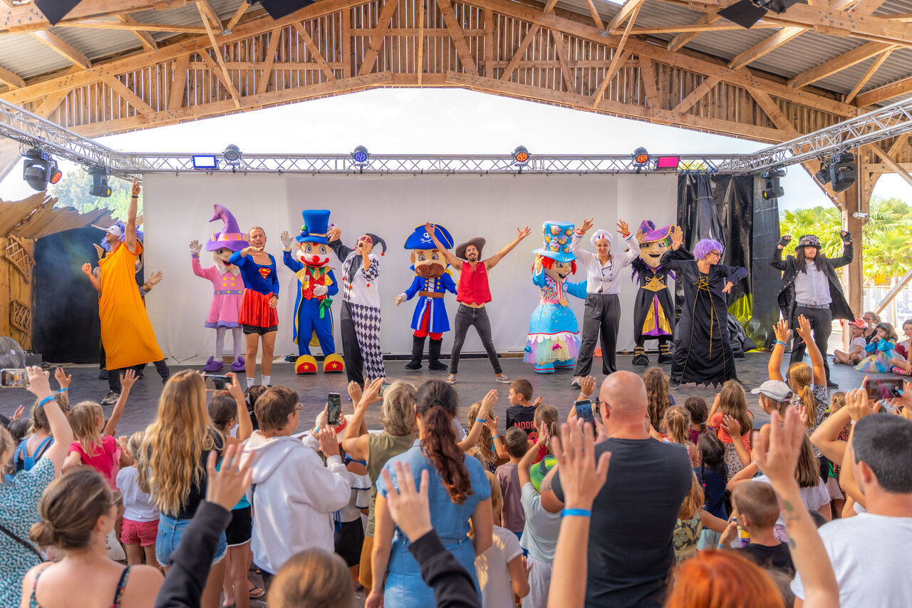 Spectacle mascottes et artistes au CAPFUN Atlantique Parc, Les Mathes / La Palmyre (17).