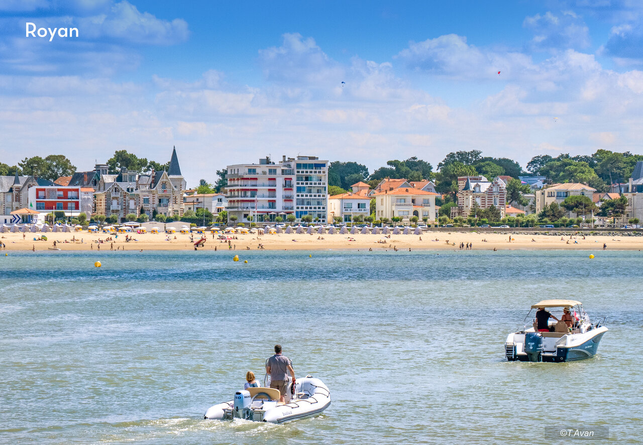 Plage de Royan anim�e, baigneurs, bateaux et architecture c�ti�re de Charente-Maritime.