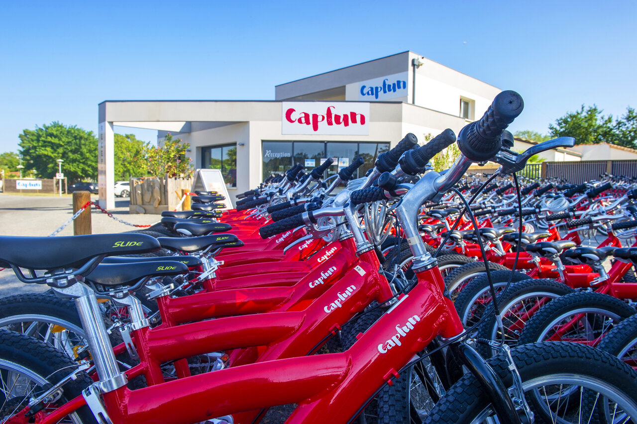 V�los rouges � louer devant la r�ception au camping CAPFUN Atlantique Parc.