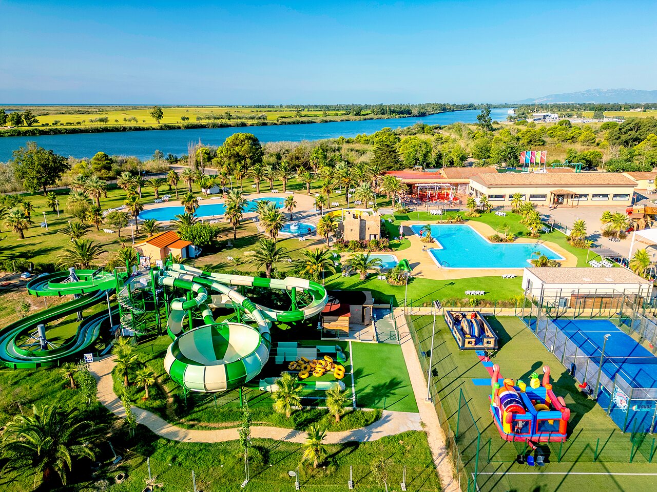 Vue a�rienne du parc aquatique avec toboggans g�ants au camping CAPFUN Aube � Deltebre, Tarragone.
