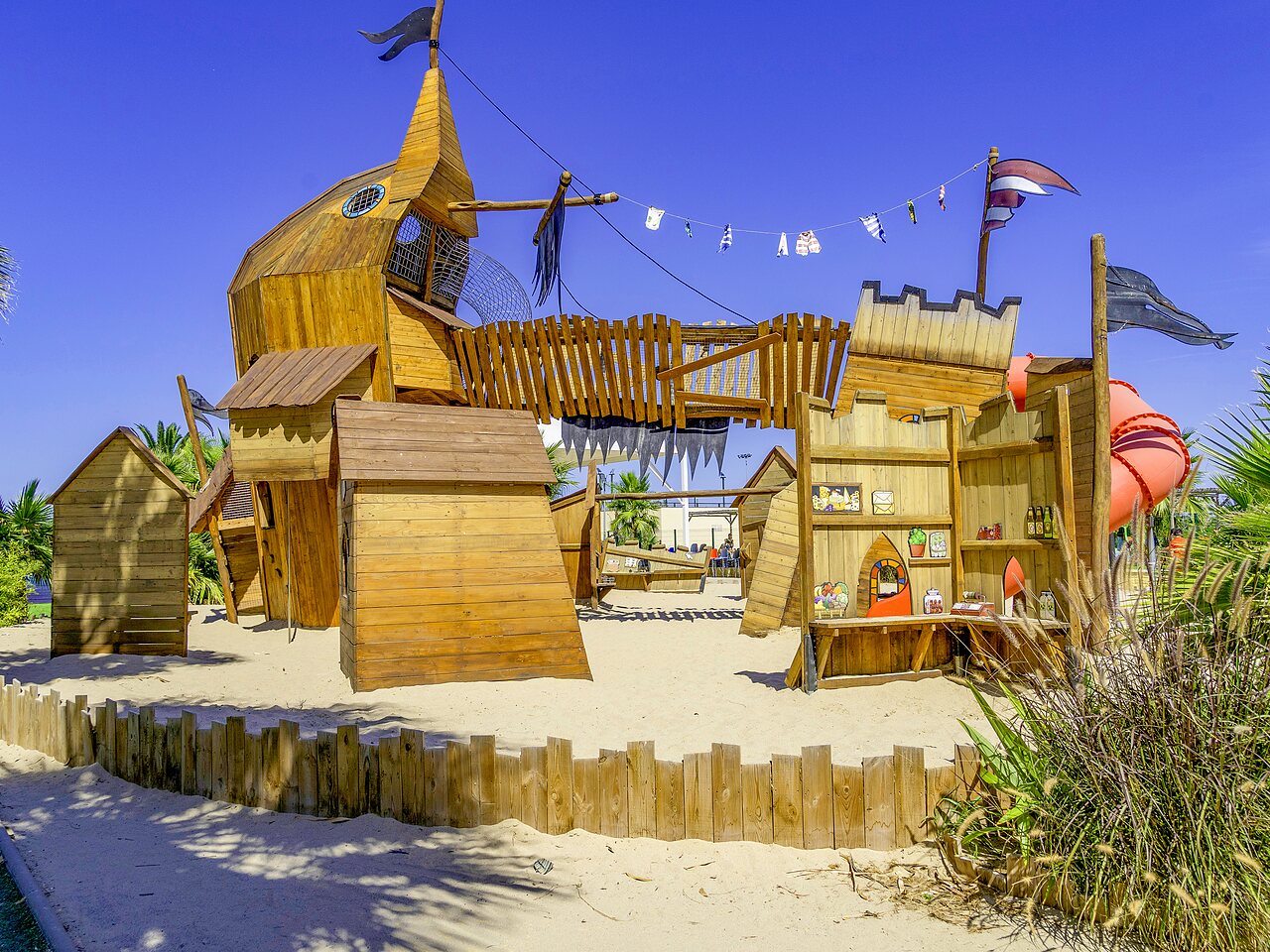 Grande aire de jeux en bois avec bateau pirate et toboggan au camping CAPFUN Aube � Deltebre, Tarragone (43).