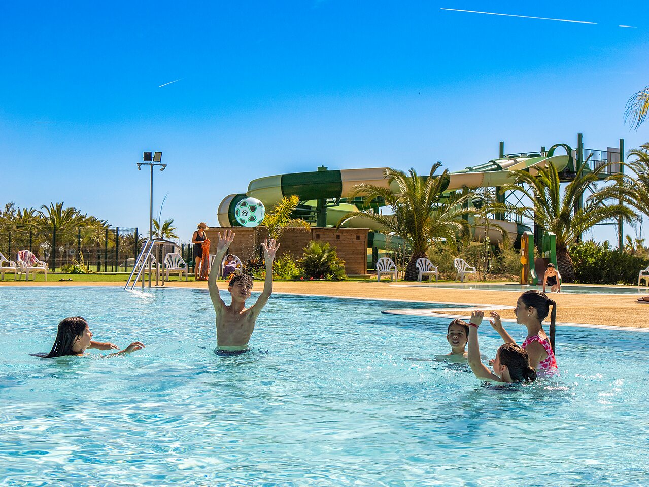 Piscine ext�rieure, toboggans et enfants jouant au camping CAPFUN Aube, Tarragone.