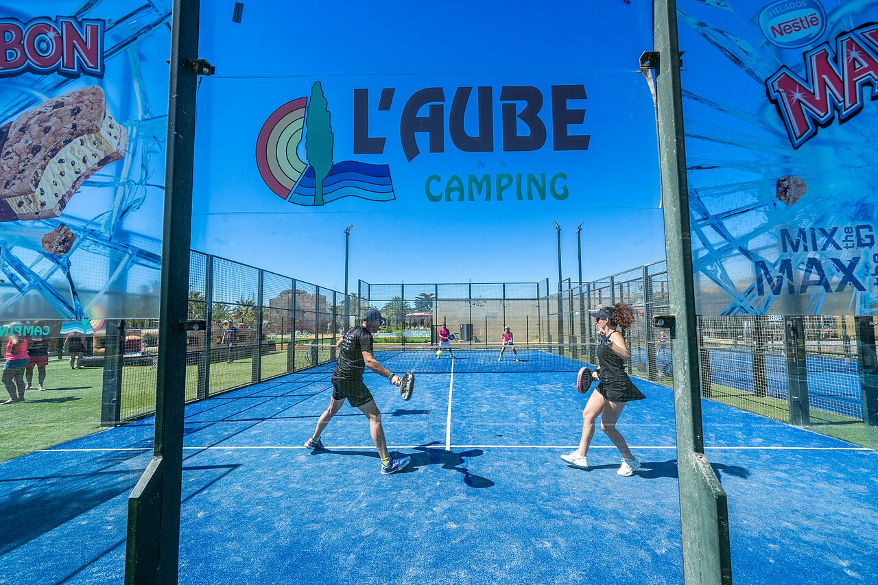 Joueurs sur terrain de padel bleu au camping CAPFUN Aube, Deltebre.
