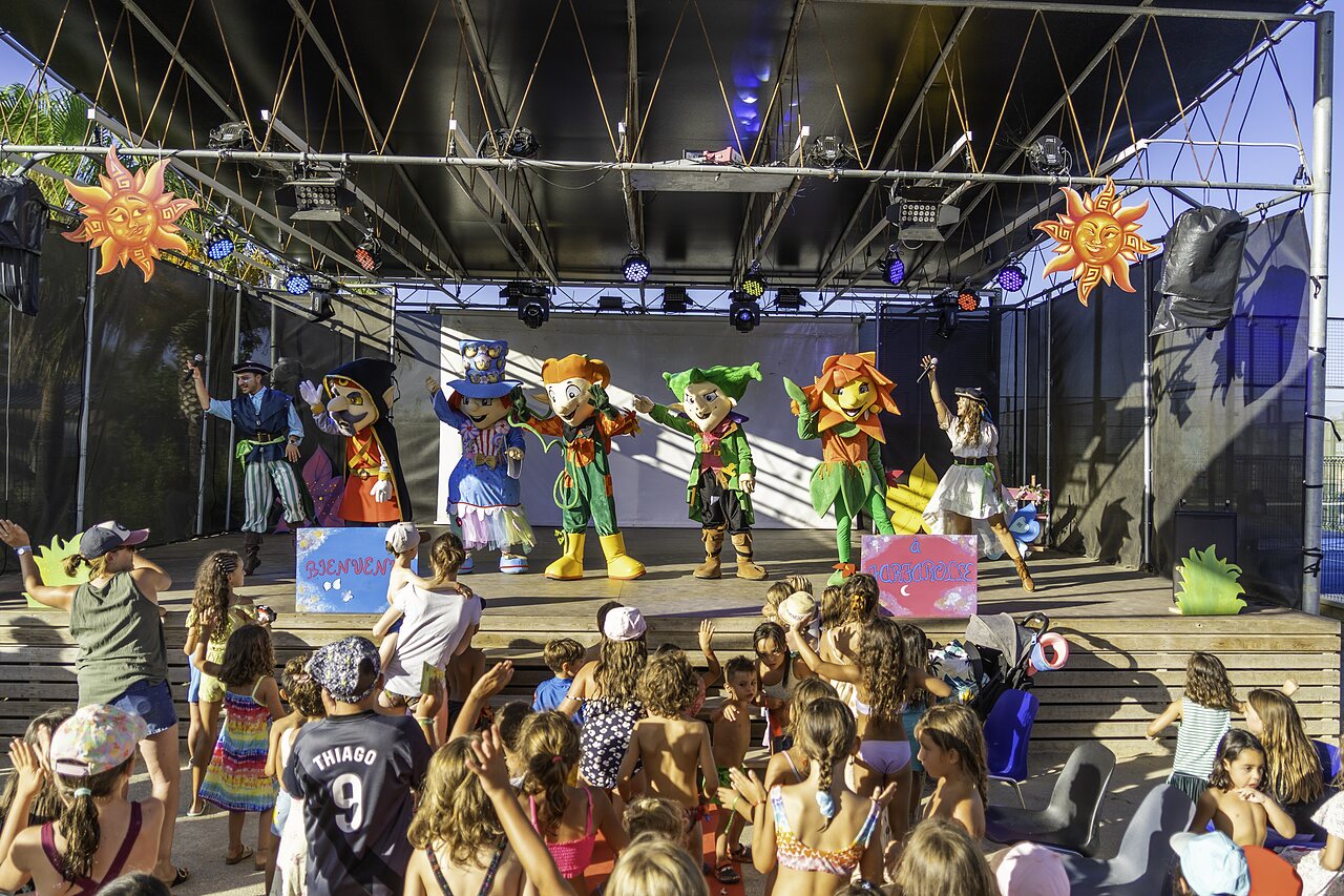 Spectacle d'animation pour enfants avec mascottes au CAPFUN Aube, Deltebre, Tarragone.