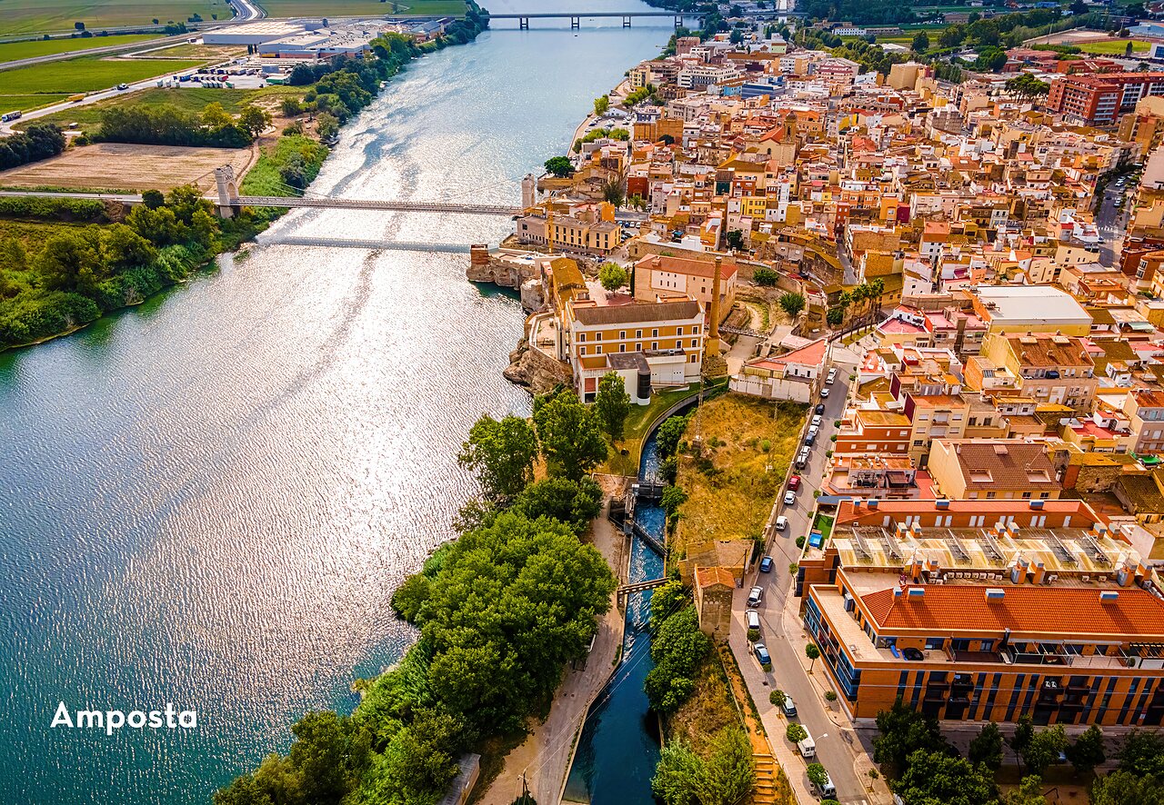 Vue a�rienne d'Amposta, ville c�ti�re avec pont sur le fleuve �bre, Tarragone.