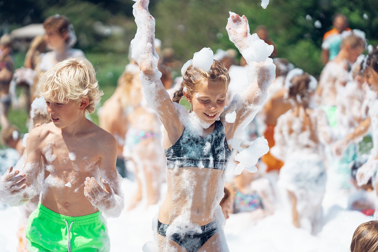 Enfants s'amusant � la f�te de la mousse au camping CAPFUN Aube, Deltebre, Tarragone.