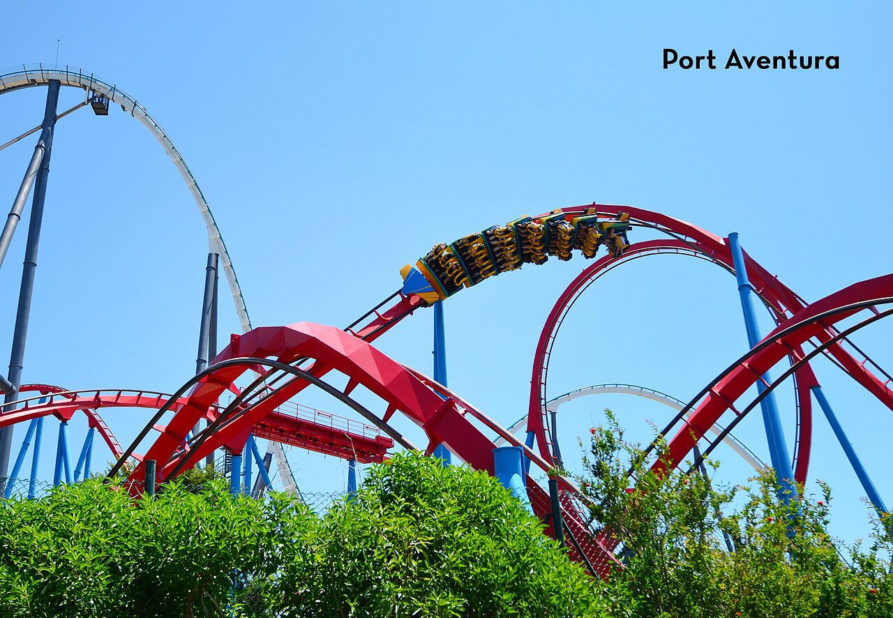 Montagnes russes spectaculaires � Port Aventura, parc d'attractions pr�s de Deltebre, Tarragone.