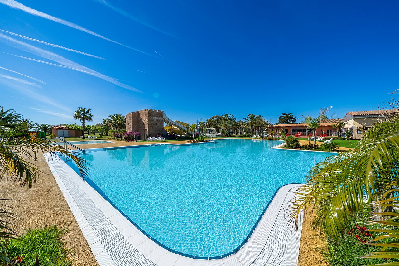 Piscine ext�rieure, toboggan aquatique et ch�teau au CAPFUN Aube � Deltebre, Tarragone (43).