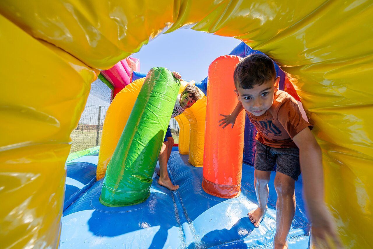 Parcours gonflable aquatique color� pour enfants au camping CAPFUN Aube � Deltebre, Tarragone.
