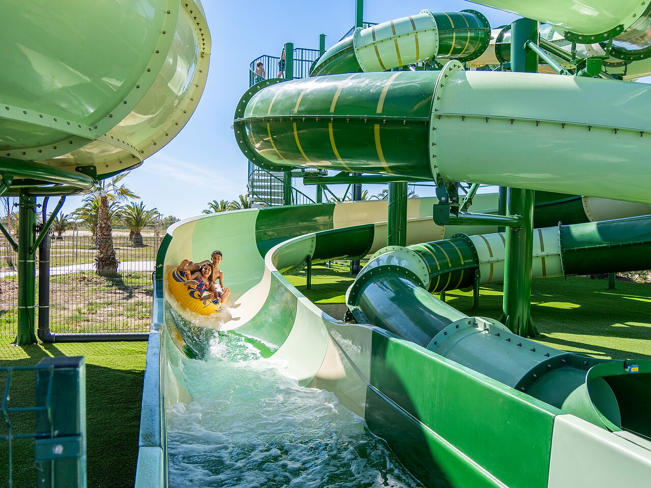 Toboggan aquatique avec enfants sur bou�e au camping CAPFUN Aube � Deltebre, Tarragone.