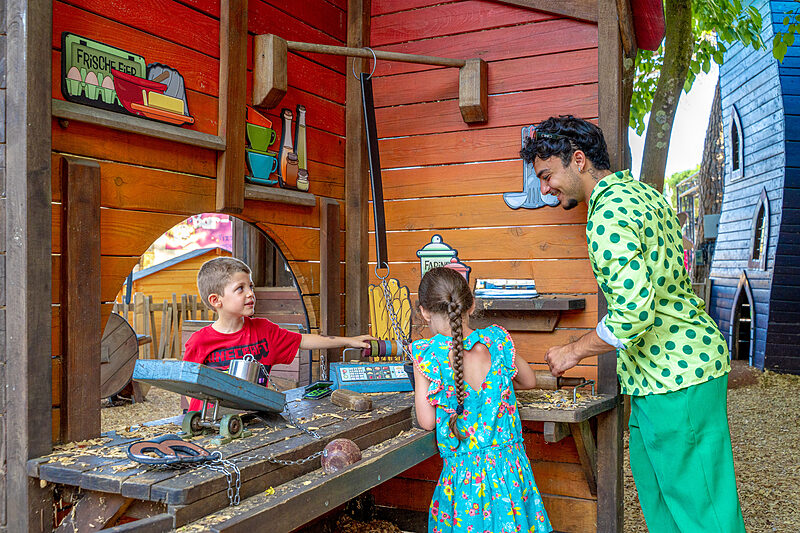 Jeu Carabouille - Aire de jeux en bois avec enfants et animateur au camping CAPFUN Aubr�des � Puget sur Argens (83).