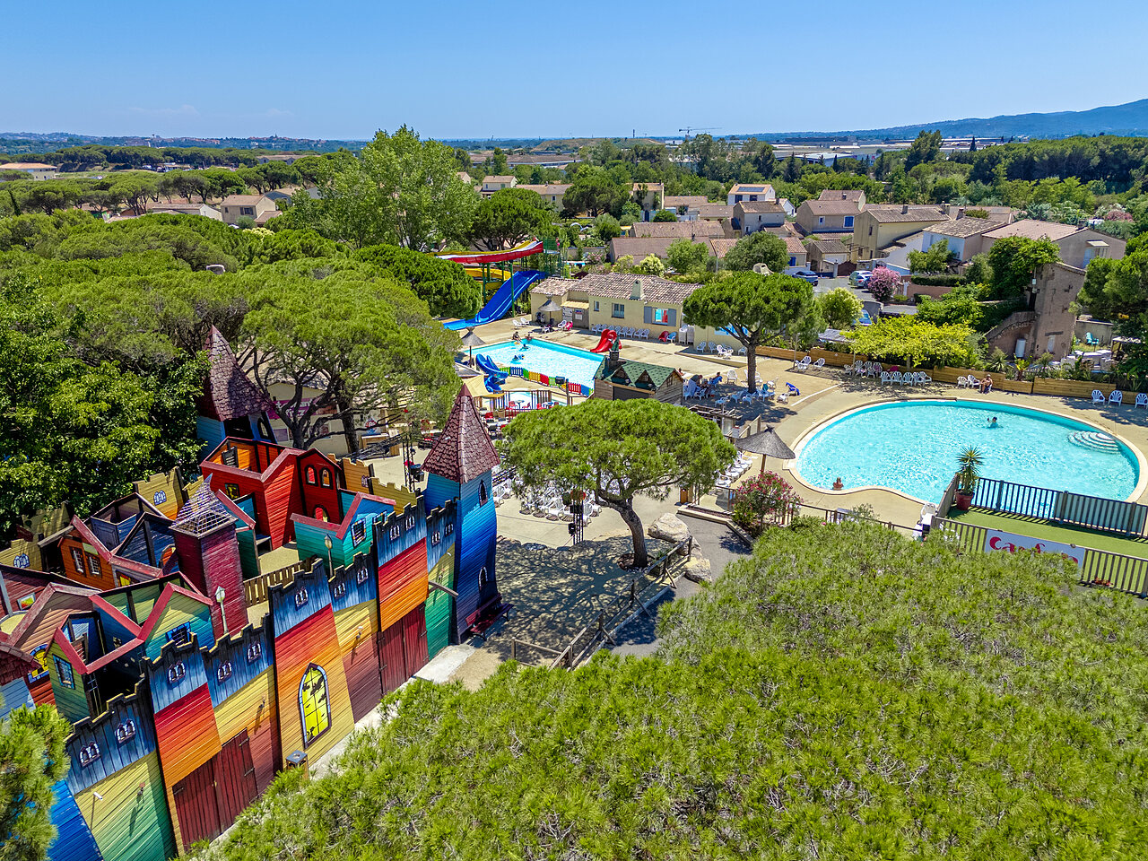Parc aquatique et ch�teau de jeux au camping CAPFUN Aubr�des � Puget sur Argens (83).