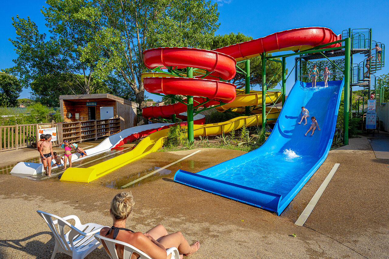 Toboggans aquatiques color�s et enfants joyeux au camping CAPFUN Aubr�des � Puget sur Argens (83).