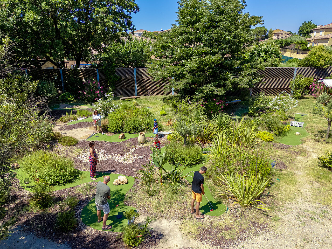 Mini-golf paysager avec familles jouant au camping CAPFUN Aubr�des � Puget sur Argens (83).