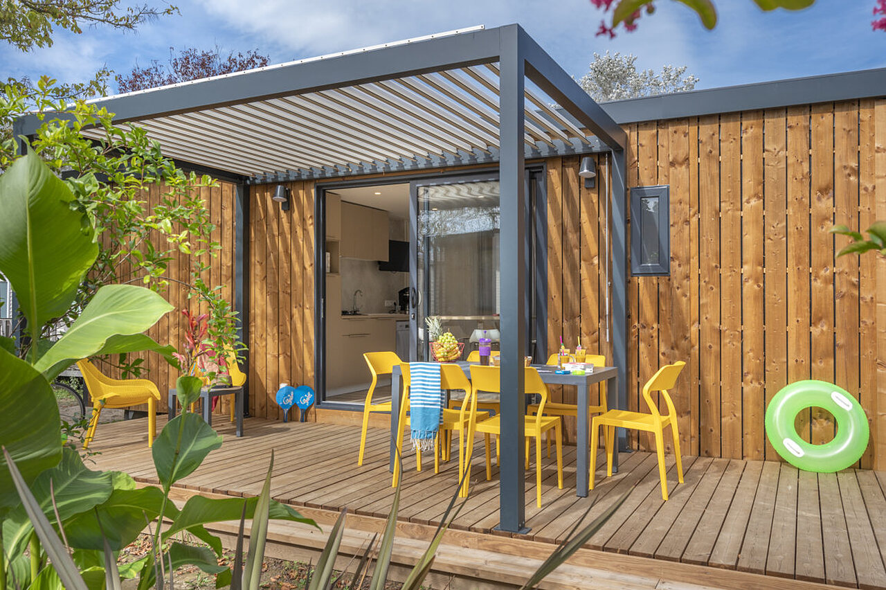 Terrasse am�nag�e d'un mobile home au camping CAPFUN Aubr�des � Puget sur Argens (83).