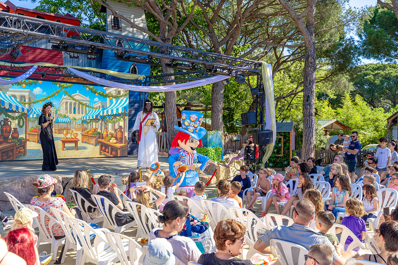 Spectacle d'animation avec mascotte et public familial au camping CAPFUN Aubr�des � Puget sur Argens (83).