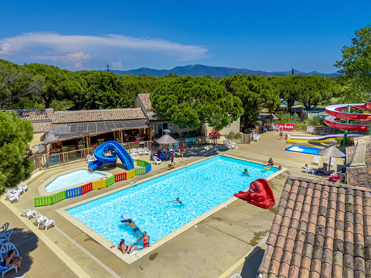 Piscine ext�rieure avec toboggans aquatiques et pataugeoire au camping CAPFUN Aubr�des � Puget sur Argens (83).