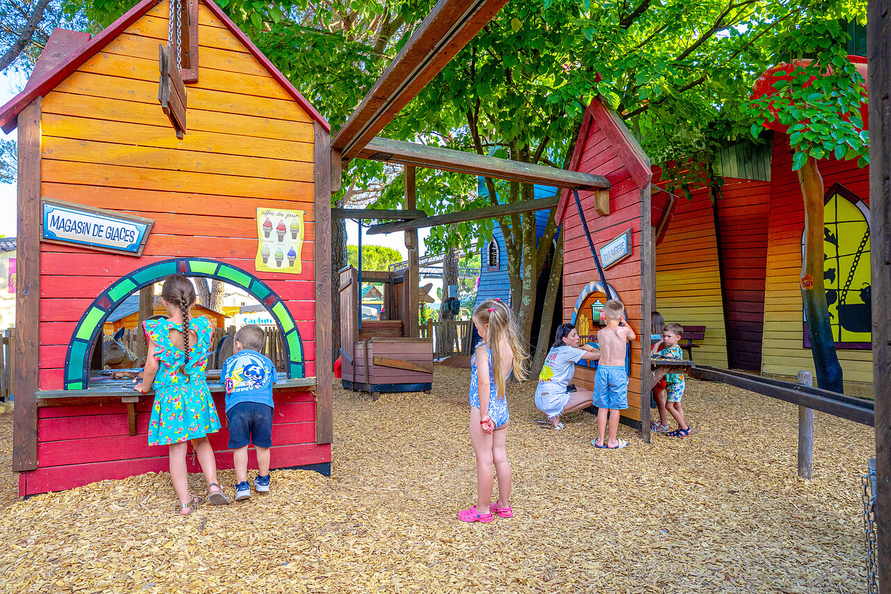 Enfants s'amusant dans l'aire de jeux th�matique au camping CAPFUN Aubr�des, Puget sur Argens.