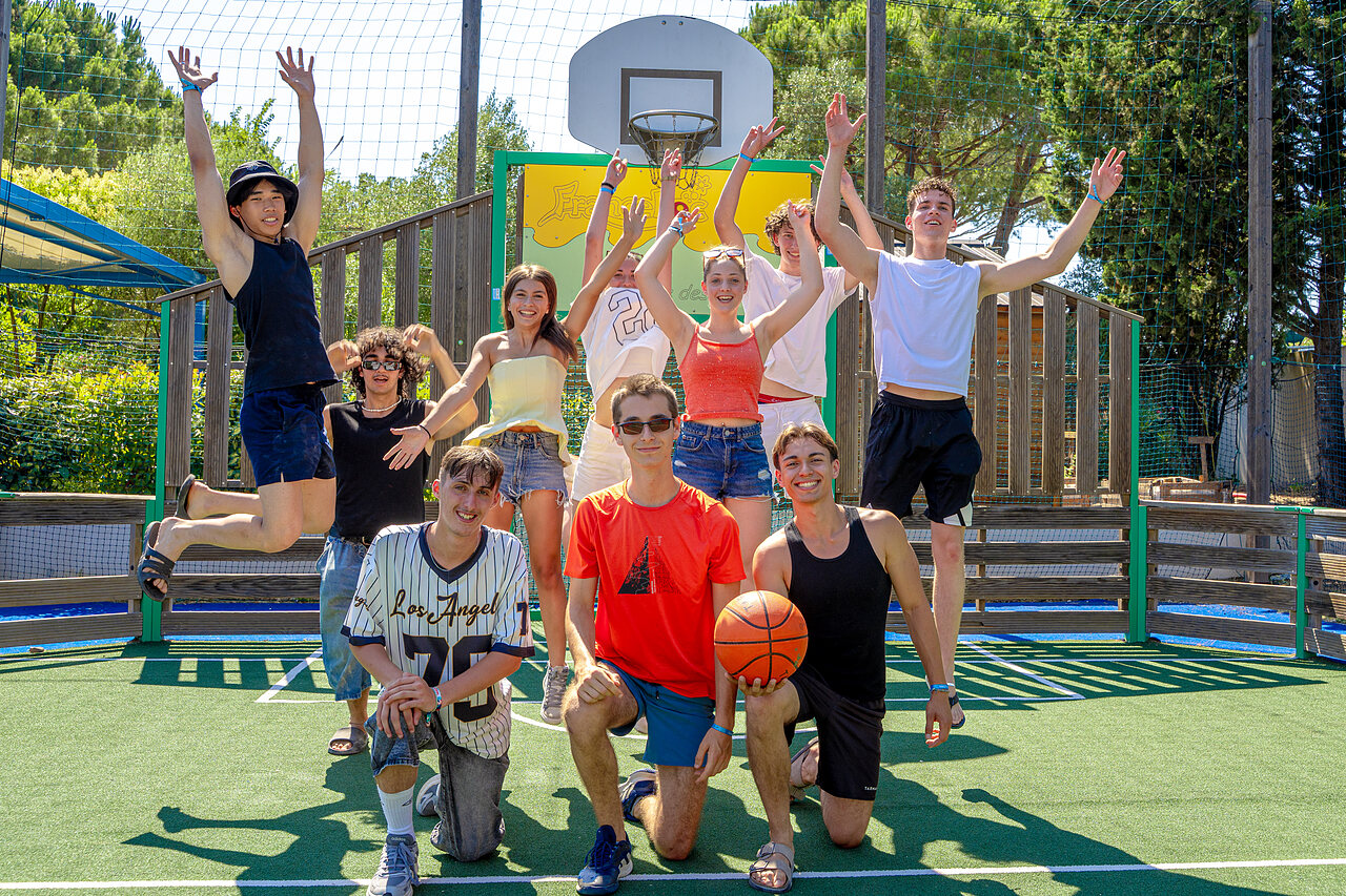 Jeunes actifs sur terrain multisport avec basketball au CAPFUN Aubr�des � Puget sur Argens.