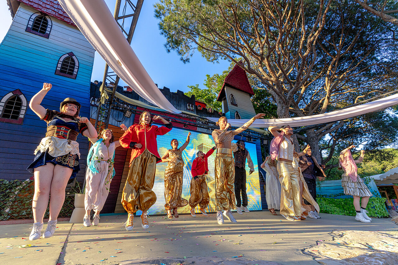 Spectacle d'animation avec danseurs costum�s au CAPFUN Aubr�des � Puget sur Argens (83).