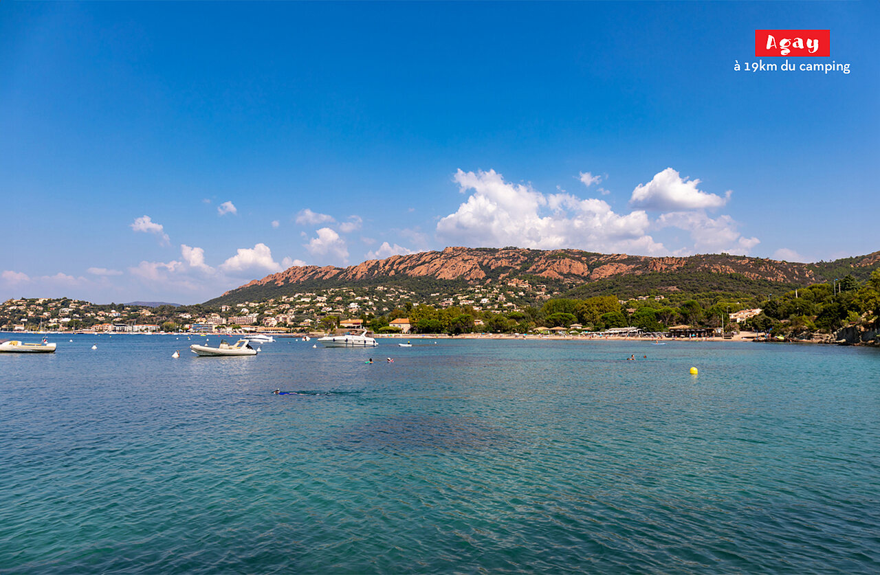 Baie d'Agay, plage et bateaux, avec les montagnes de l'Esterel en arri�re-plan.