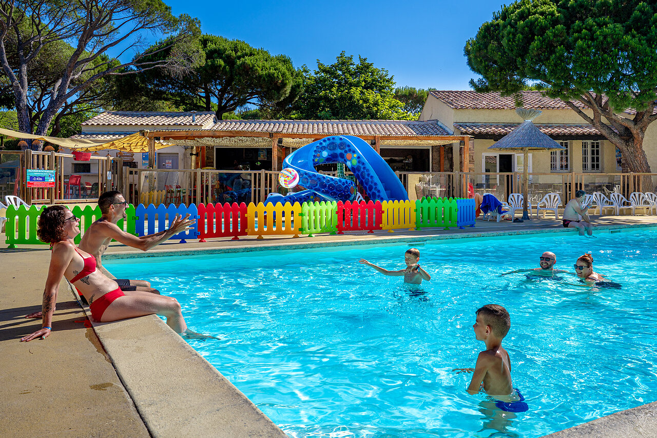 Piscine ext�rieure, toboggan et familles au camping CAPFUN Aubr�des � Puget sur Argens (83).