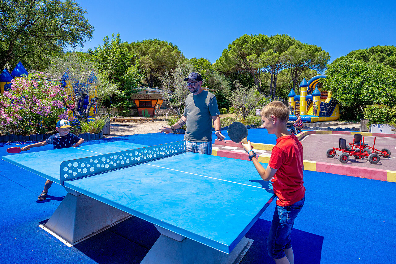 Table de ping-pong, enfants et p�re au CAPFUN Aubr�des � Puget sur Argens (83).