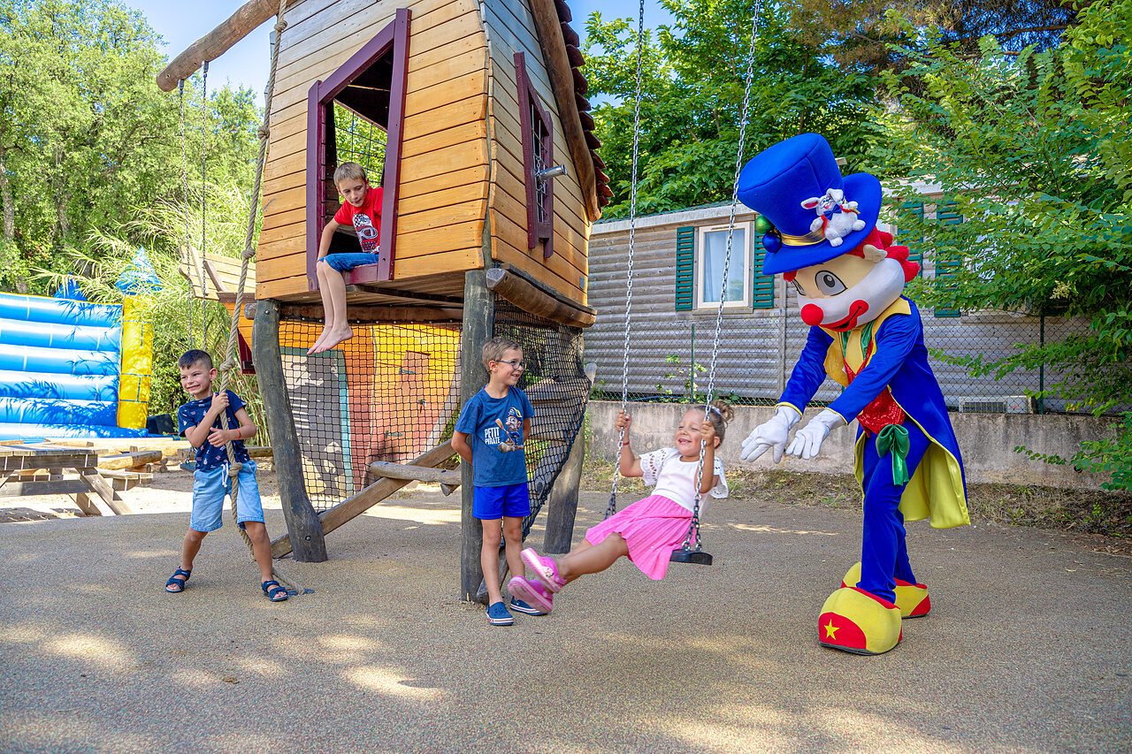 Mascotte et enfants sur l'aire de jeux au camping CAPFUN Aubr�des � Puget sur Argens (83).