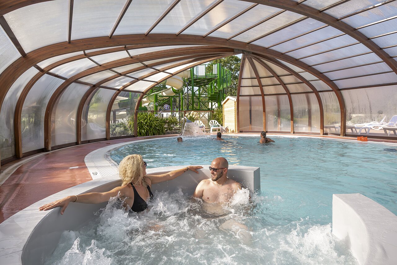 Piscine couverte, jacuzzi et toboggans au camping CLICOCHIC Baie de Douarnenez (29).