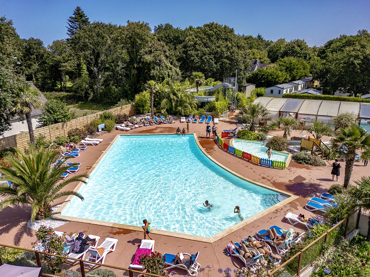 Piscine, toboggan au camping CLICOCHIC Baie de Douarnenez � Poullan-sur-Mer.