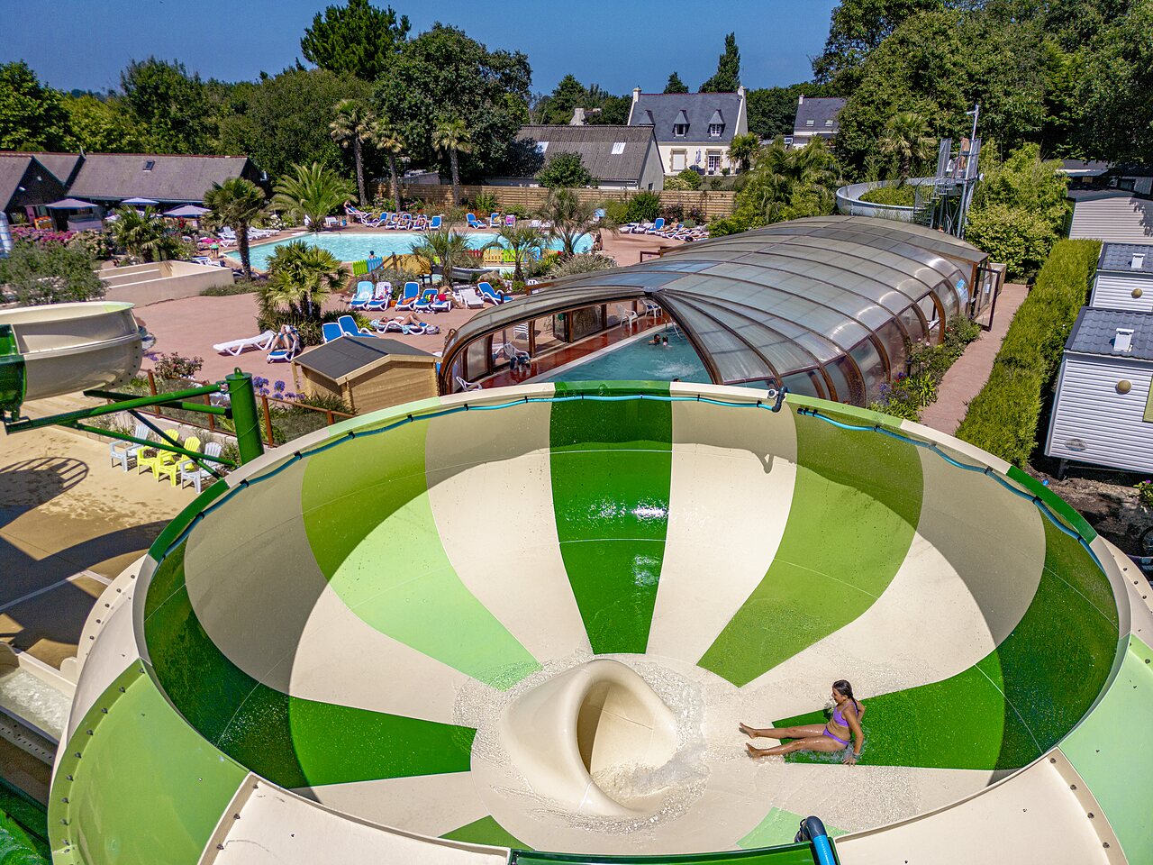 Toboggan aquatique g�ant au camping CLICOCHIC Baie de Douarnenez � Poullan-sur-Mer (29).