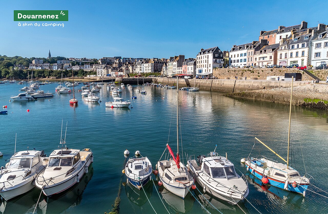 Port de plaisance de Douarnenez en Bretagne, avec ses bateaux et maisons color�es.