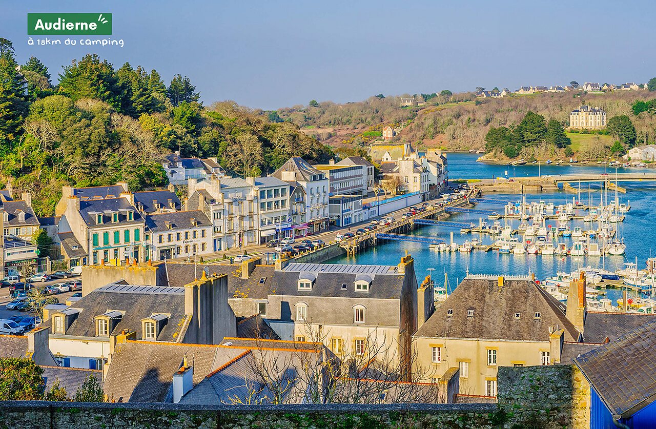 Port d'Audierne et maisons traditionnelles bretonnes, ville � visiter en Finist�re Sud.