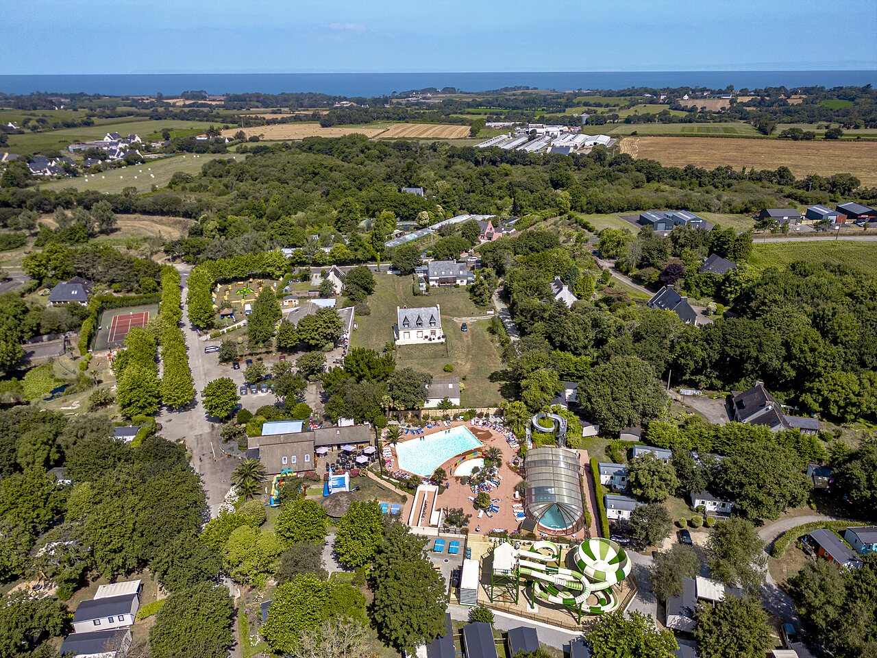 Vue a�rienne du parc aquatique, piscines et h�bergements au camping CLICOCHIC Baie de Douarnenez � Poullan-sur-Mer (29).