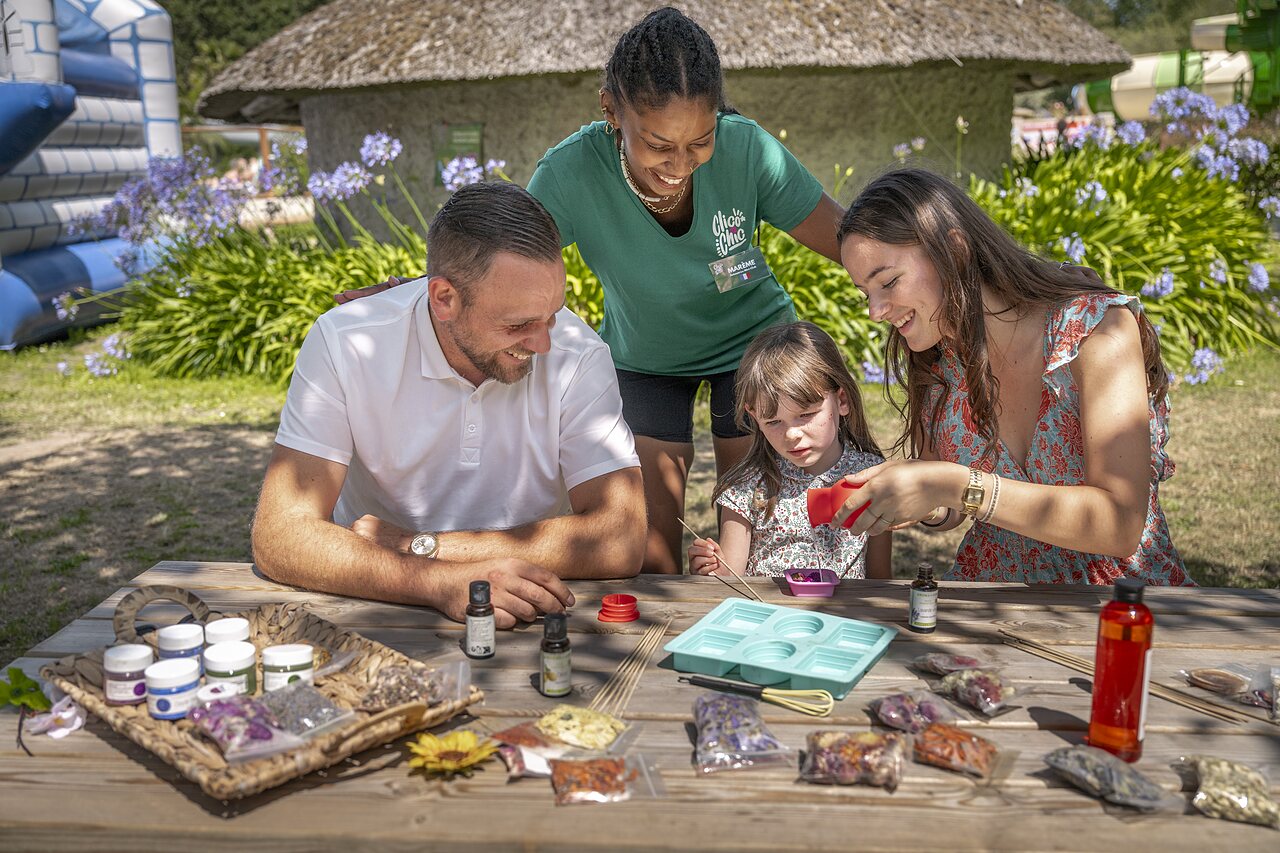 Activit� cr�ative, famille, animatrice, ch�teau gonflable, camping CLICOCHIC Poullan-sur-Mer.