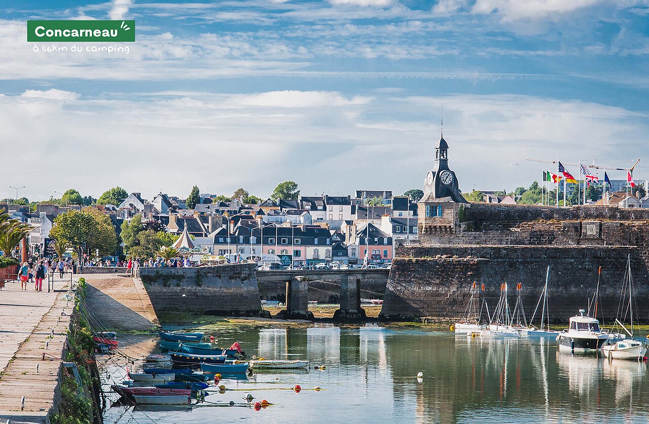 Ville close de Concarneau, port de plaisance et remparts historiques en Bretagne.