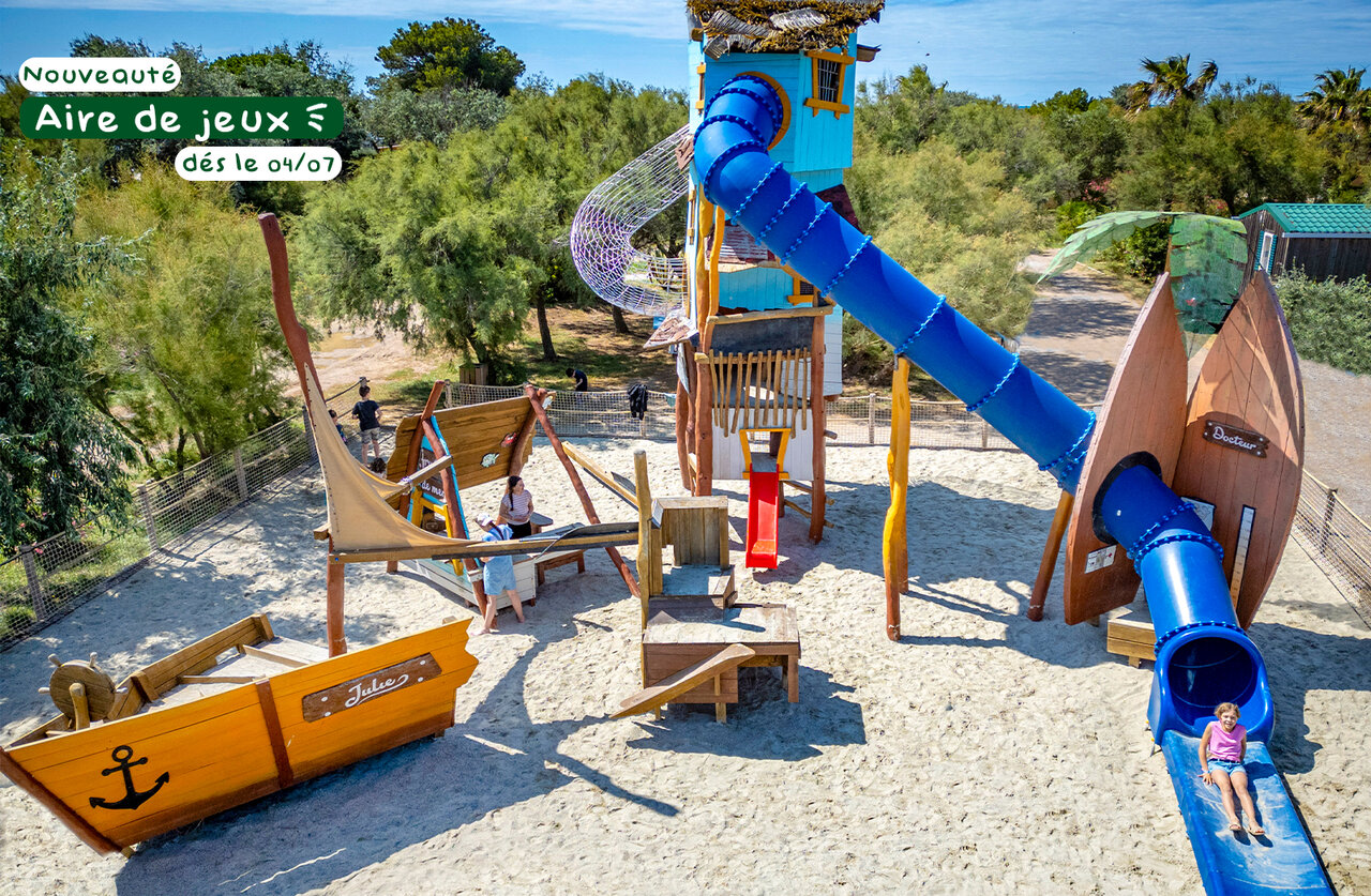 Aire de jeux, toboggans, structures en bois au camping CLICOCHIC Bastets � Marsanne.