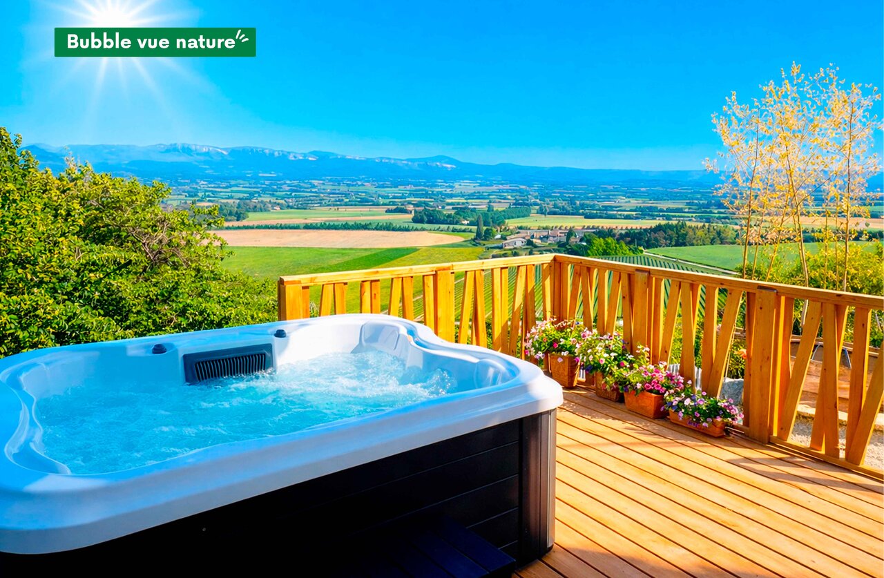 Jacuzzi ext�rieur sur terrasse en bois, vue nature au camping CLICOCHIC Bastets � Marsanne (26).