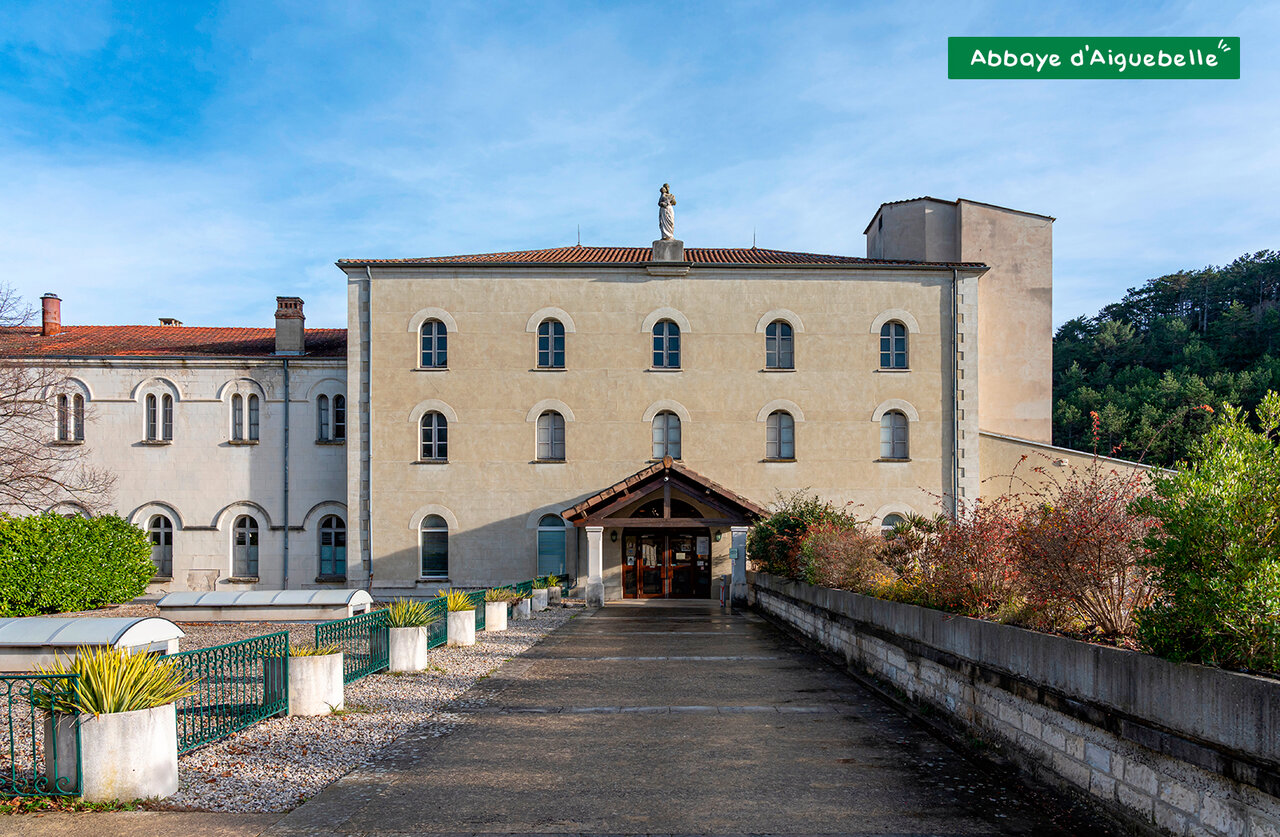 Abbaye d'Aiguebelle, monument historique � visiter pr�s de Marsanne.