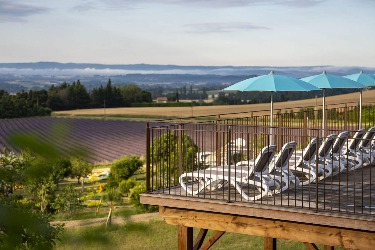 Transats, parasols, vue panoramique au camping CLICOCHIC Bastets � Marsanne (26).