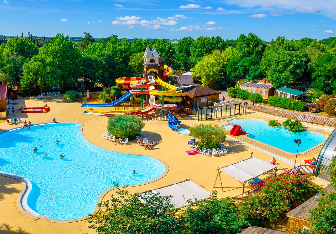 Parc aquatique avec piscines et toboggans g�ants au camping CAPFUN Bastide � N�mes (30).