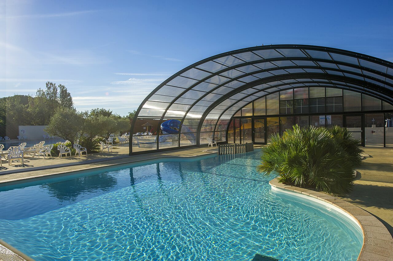 Piscine ext�rieure et couverte avec toboggans au camping CAPFUN Bastide � N�mes (30).