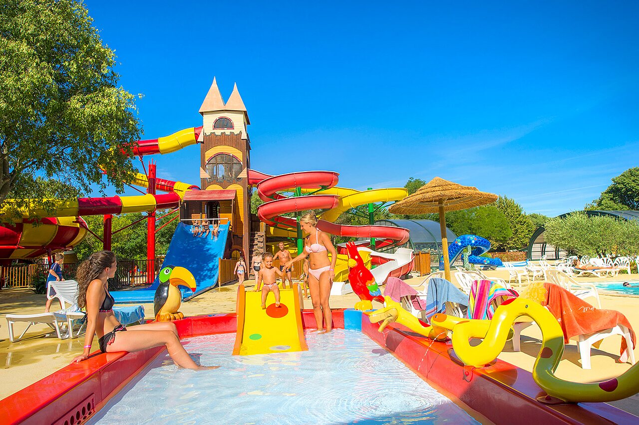 Toboggans aquatiques g�ants, pataugeoire et jeux d'eau au camping CAPFUN Bastide � N�mes (30).