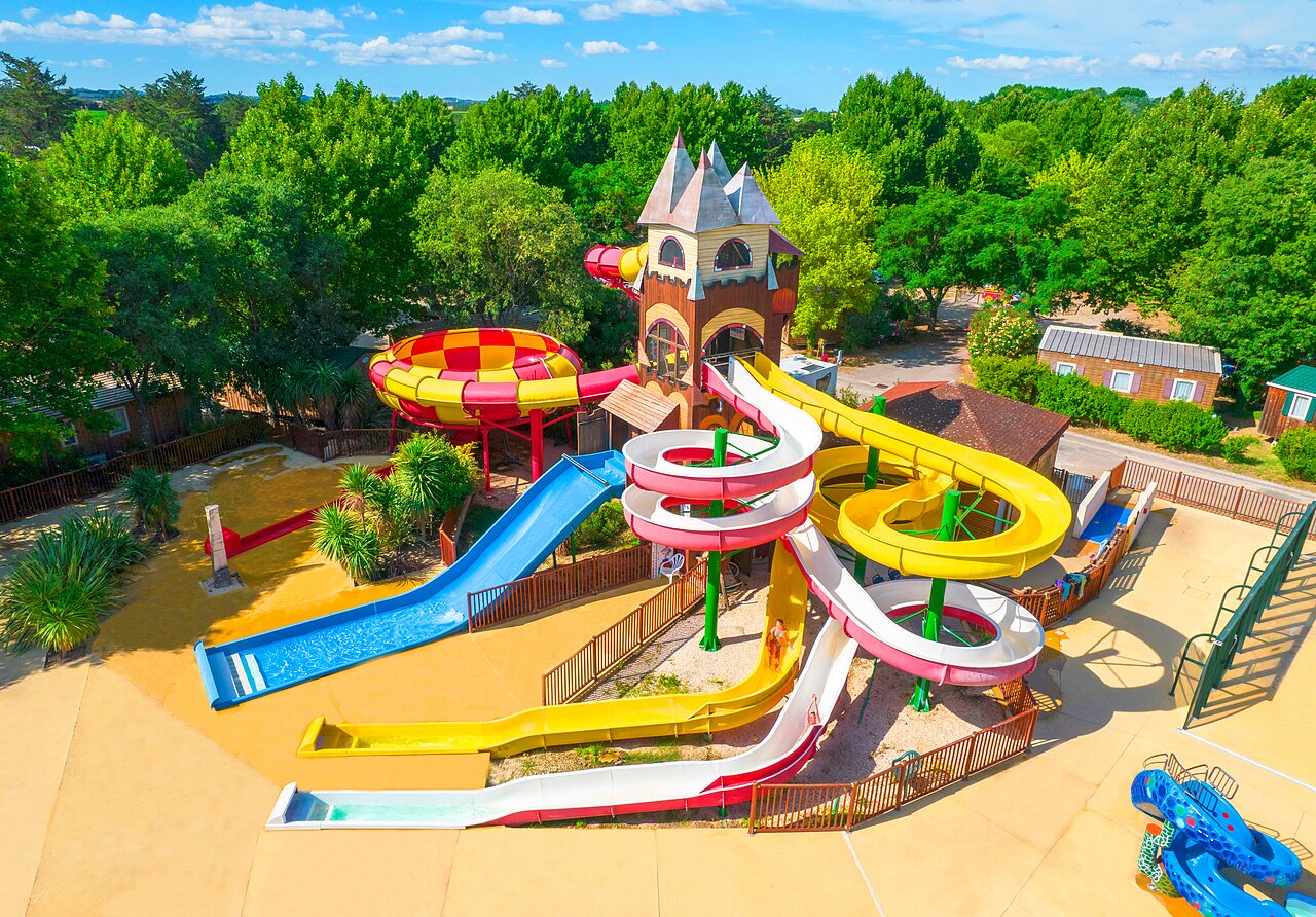 Toboggans aquatiques color�s, tour de jeux et pataugeoire au camping CAPFUN Bastide � N�mes (30).