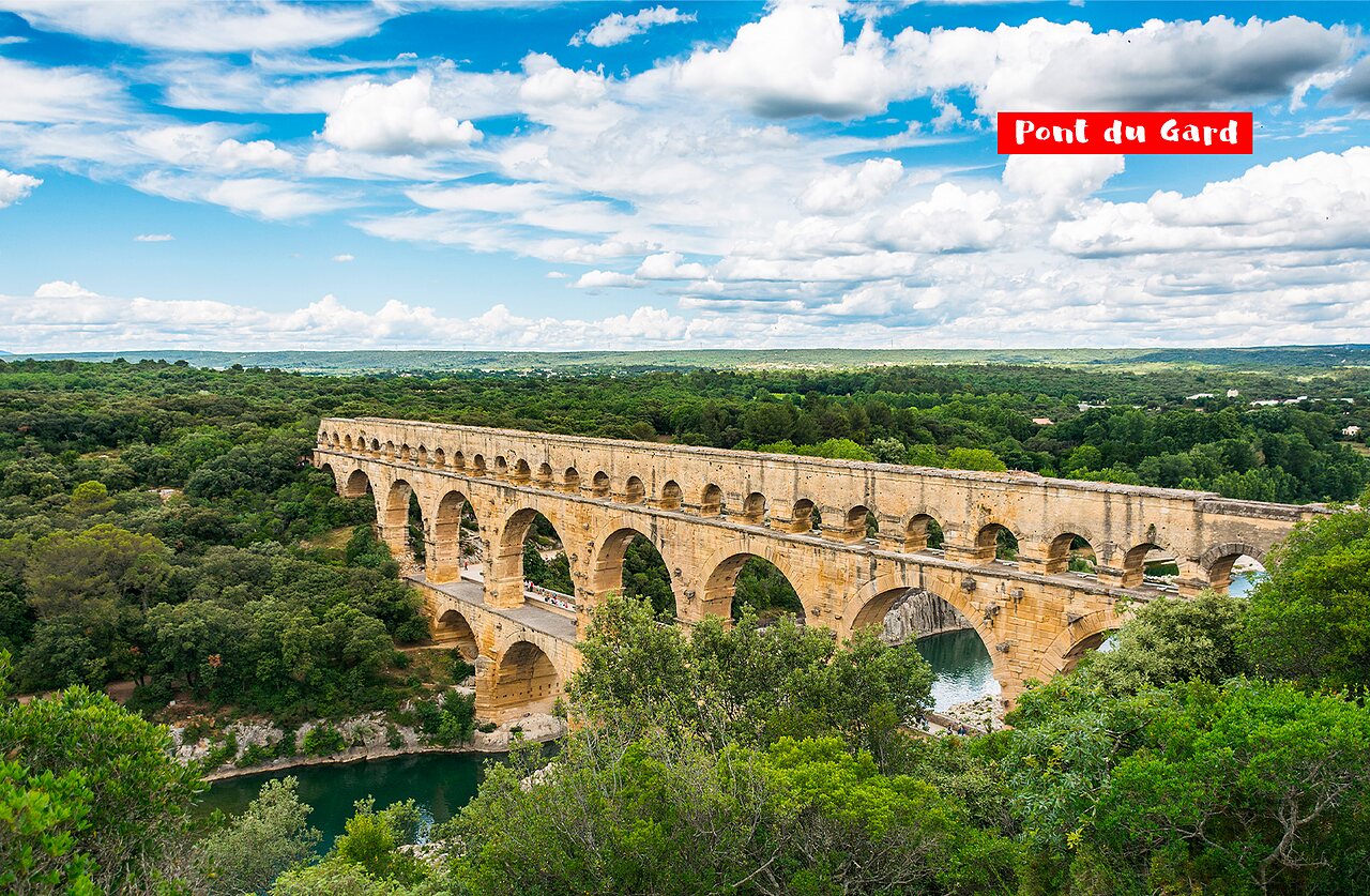 Majestueux Pont du Gard, aqueduc romain historique pr�s de N�mes, Occitanie.