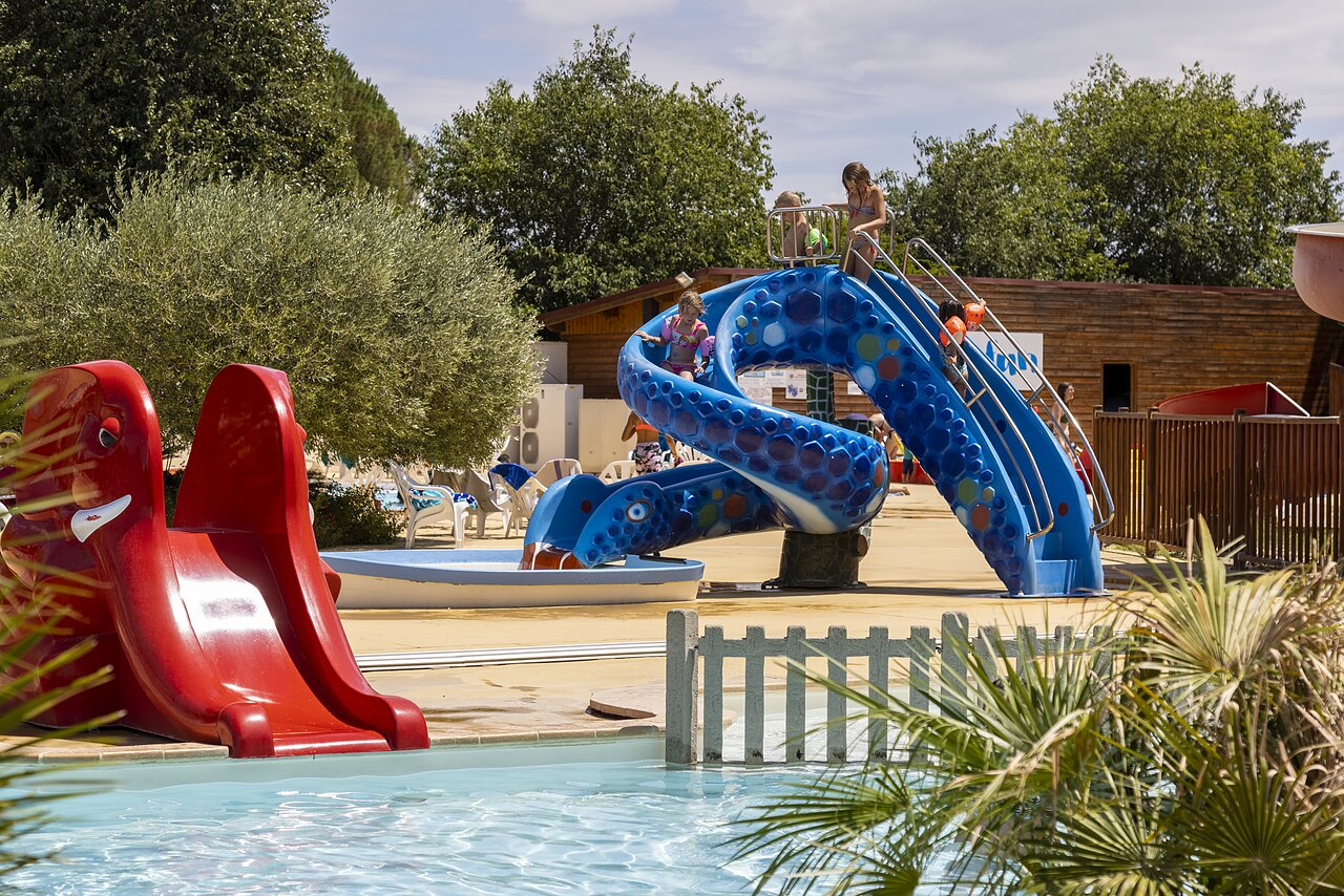 Toboggans aquatiques color�s et piscine pour enfants au camping CAPFUN Bastide � N�mes (30).